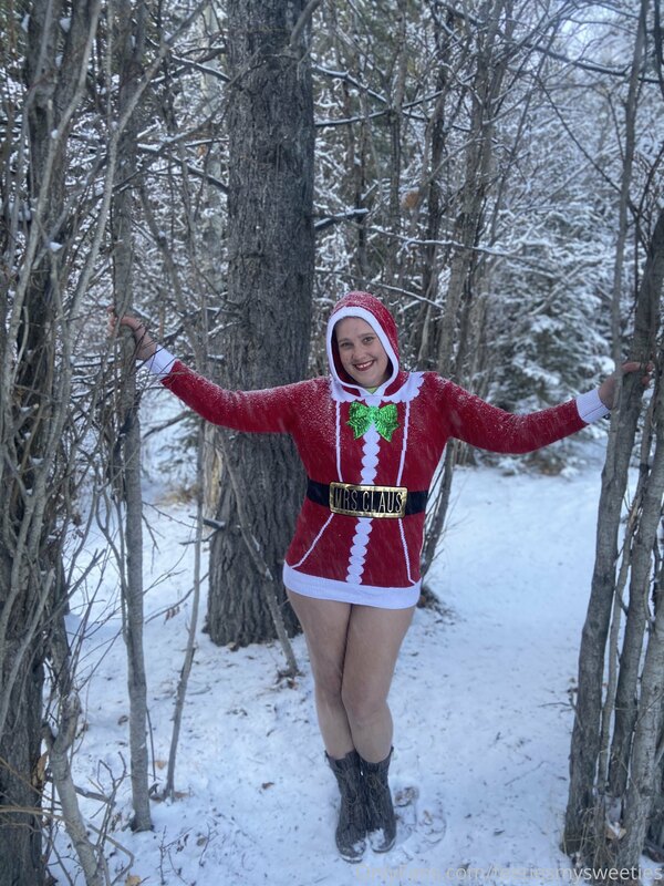 Mrs Claus is a Ho Ho Ho this year, just in time for the fest.. 32