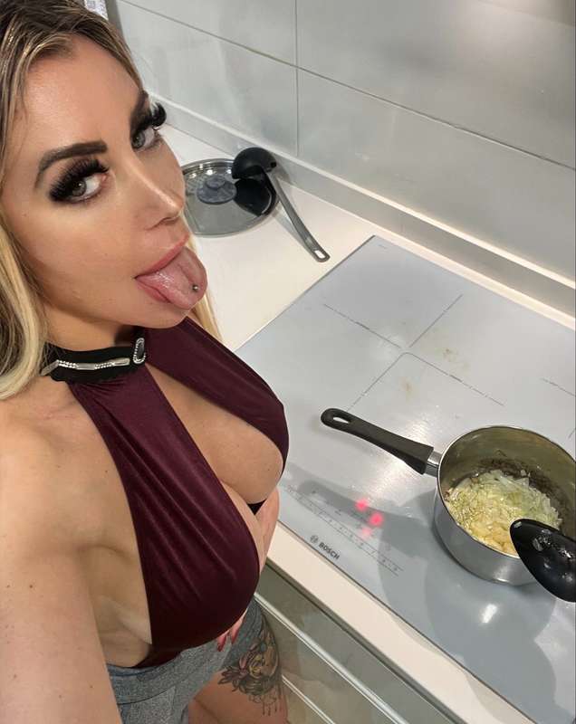 😈🥵🔥 Let's make dessert together in the kitchen, who dares 👅💋..