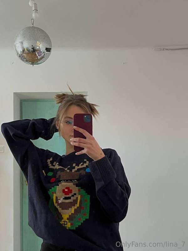 How do you like my New Year's Eve reindeer sweater?🎄 It alwa..