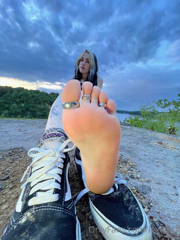 Such a great view of smelly feet 😈 5