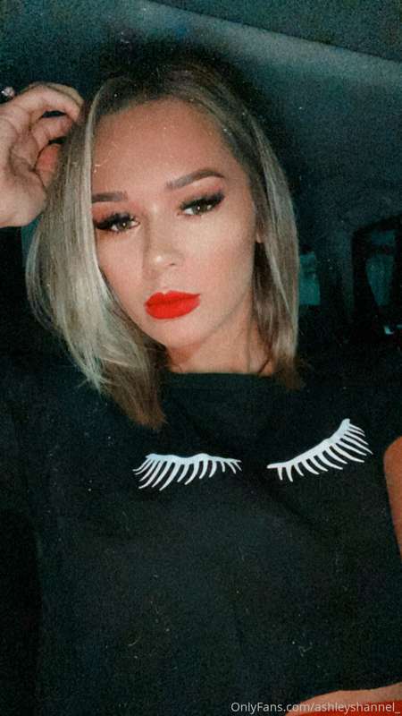 Resting bitch face and some red lips for ya 😉♥️