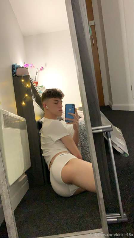 More vids on the way 😘 ass teases after my workout 😋🍑 2