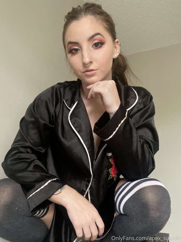 Scroll down and watch me lick up cum😝