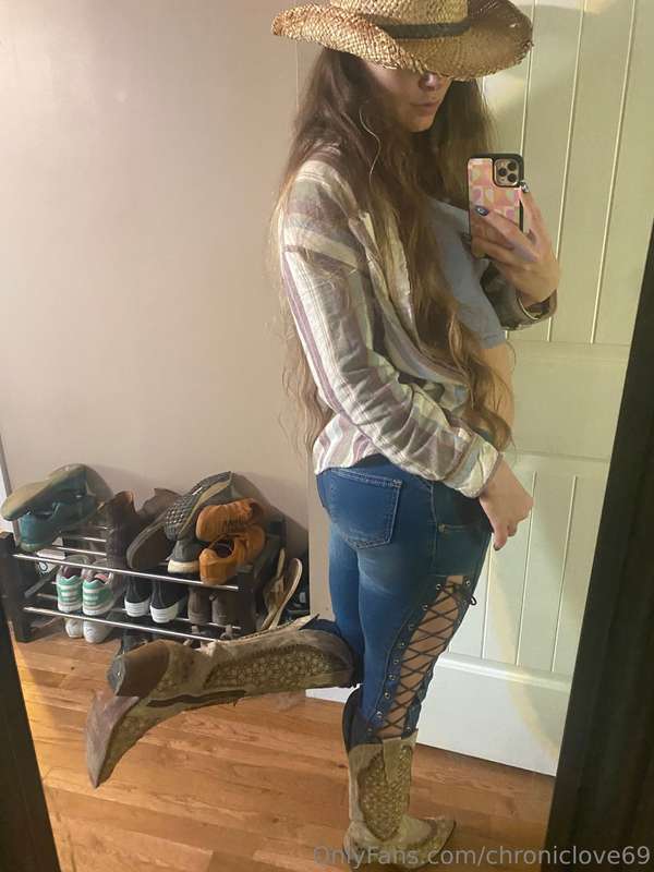 Howdy there partner ;) How do u like my outfit?! 4