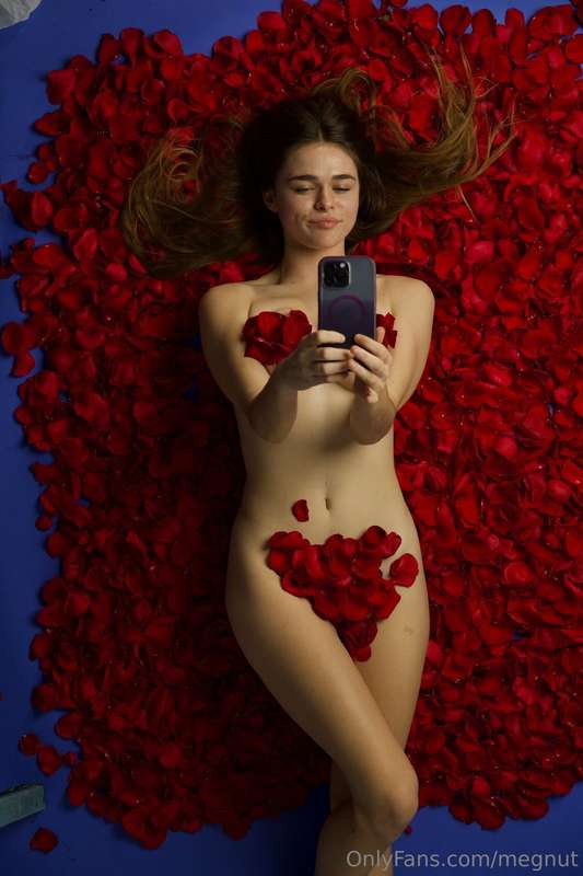 I took some special vday pics for you 🌹 dm me to see 1