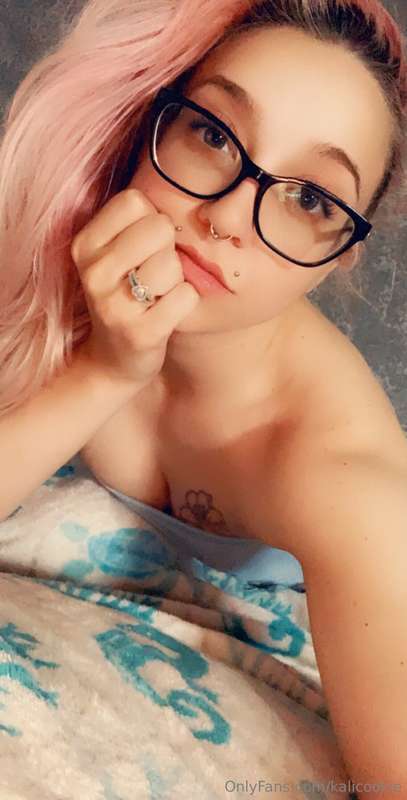 How do you feel  about girls with  pink hair & glasses  😘 👩🏻..