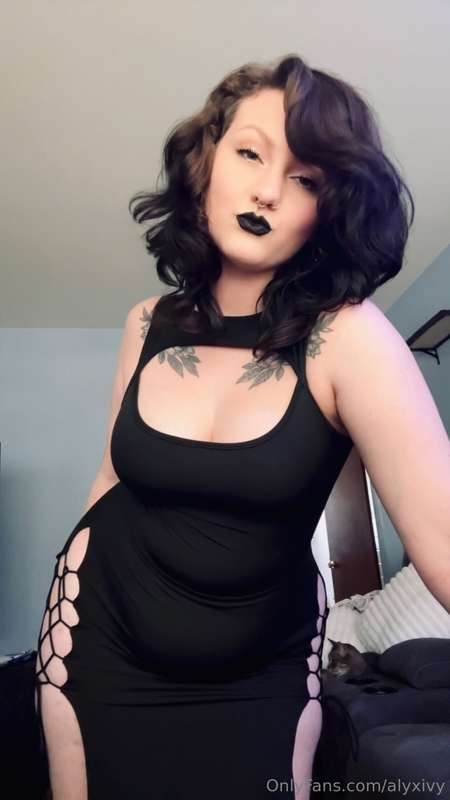 This dress tho 😸🖤 3