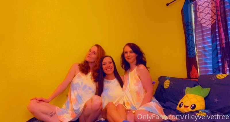 Unlock the video below ⬇️ to enjoy the threesome featuring: ..