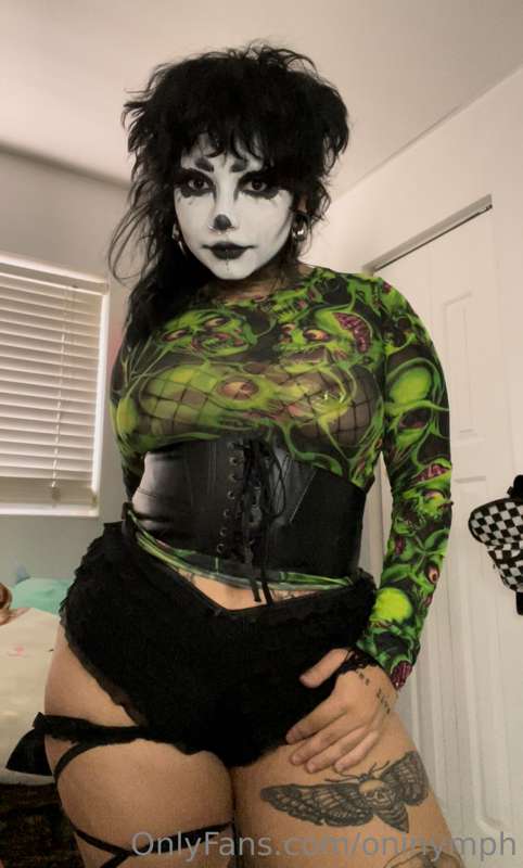 I rlly like doing odd clown makeup 😖🖤 2