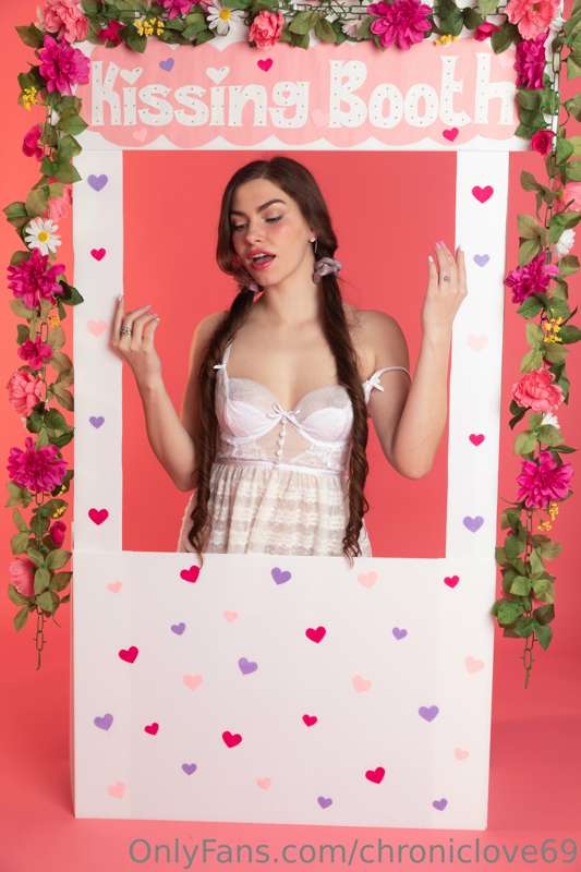 💋Welcome to my kissing booth!💋 Open for operation ;) Step on.. 10