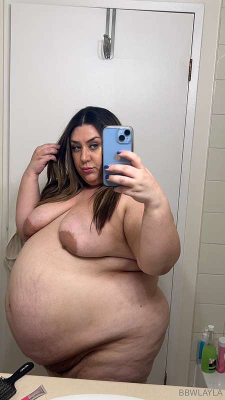 New mirror nudes of my growing fat body 🤭 1