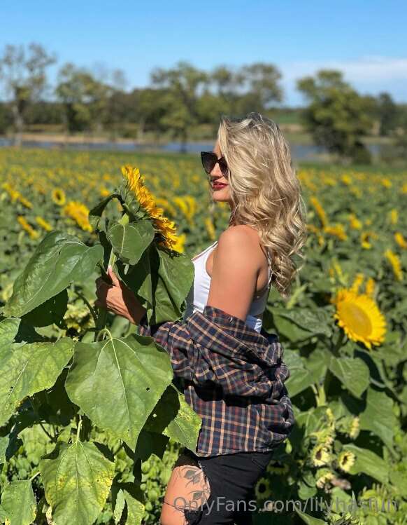 Under the sun with sunflowers and my sunglasses on😎