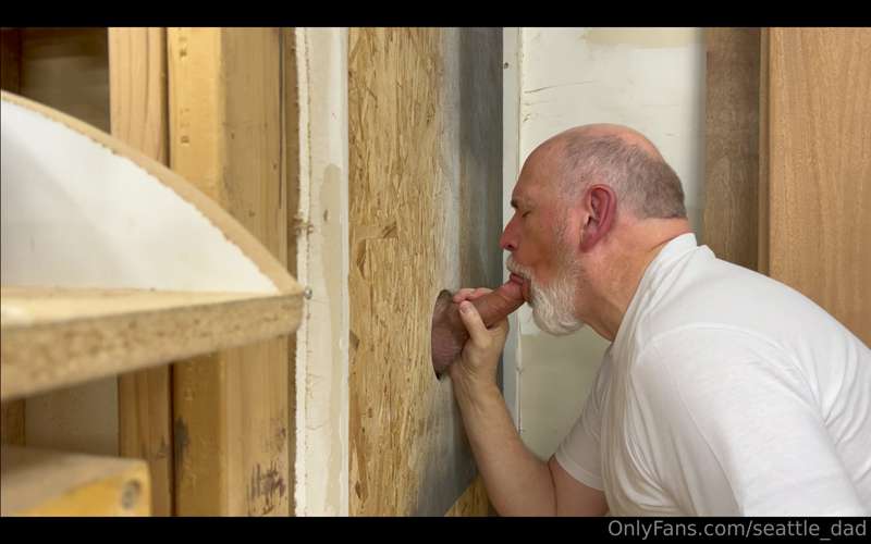 I have been wanting to get @dick_kann down to my gloryhole s.. 1