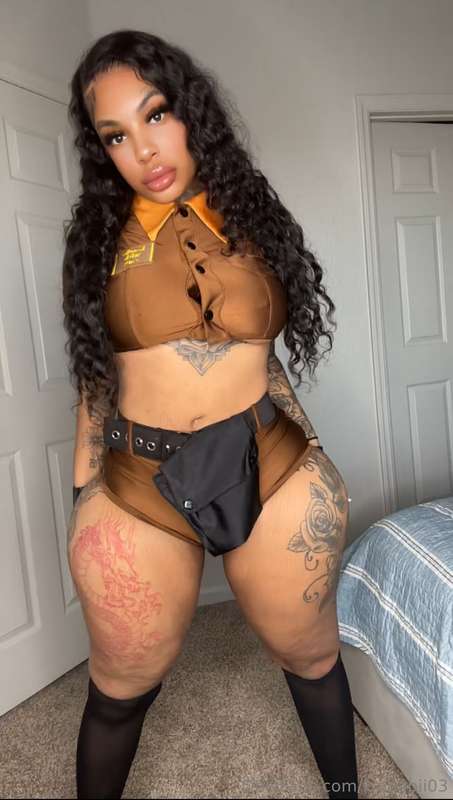 Special delivery 🚚📦🤪 ups girl photo set 😘 tip this post if y.. 3