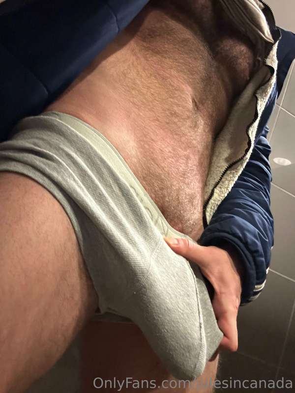 Need someone to suck me off in the airport bathroom🥵