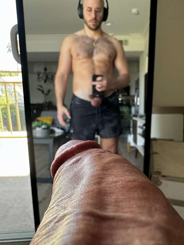 Points the way 🧭