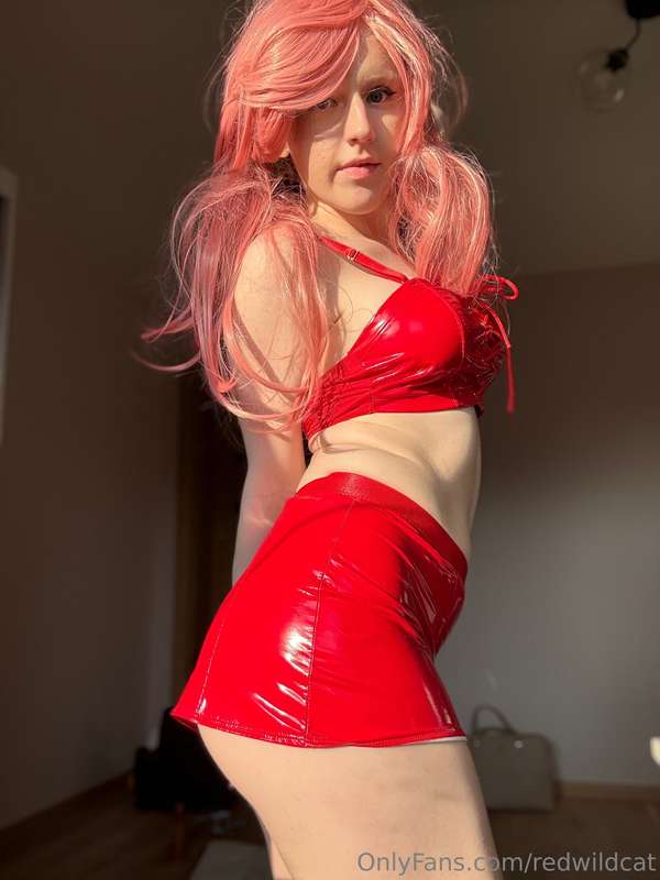 I recently bought my first wig and it's pink ( one of my fav.. 4
