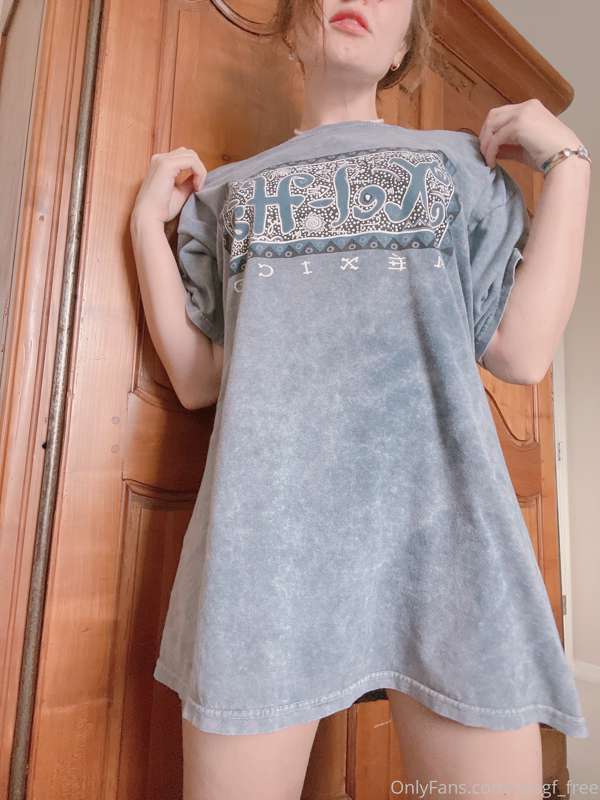 oversized t-shirts make me feel so cute~
(swipe for the naug..