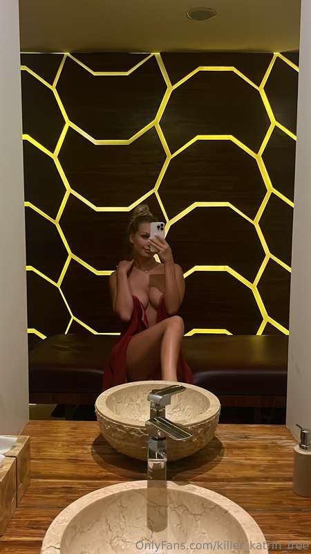 Relaxing massage and pleasant fragrant oils for the skin .. ..