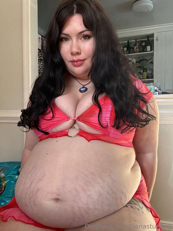 hi!! im back and here to report my fuckin tummy touches the .. 11