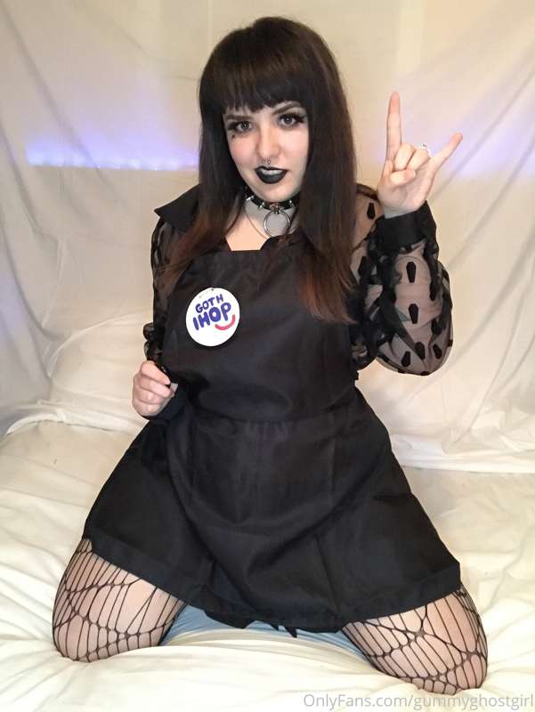 Hi, I’ll be your waitress at Goth IHOP 🥞🖤 2