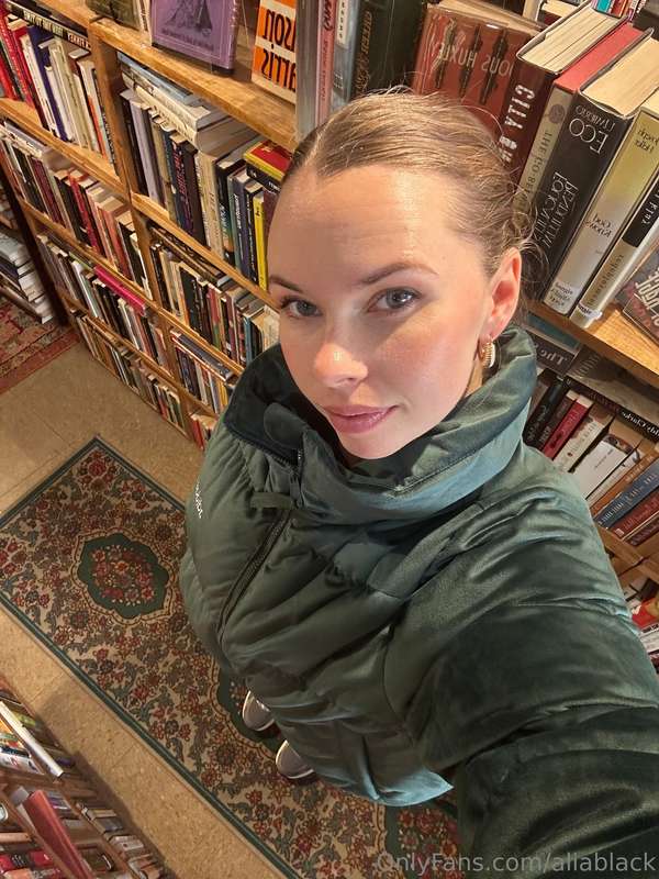 Today I went out to enjoy NYC 💗 I went vintage shopping, got.. 5