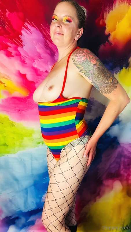 Sexy Sunday! Thought I would splash you with color and titti.. 4