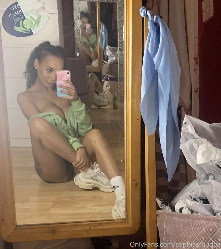 Starting with a little mirror selfie dump 🙊 2