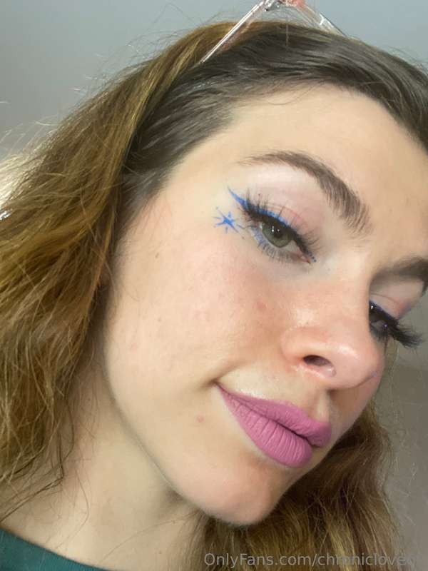 A makeup slay selfie moment turns into a boobie photo shoot .. 6