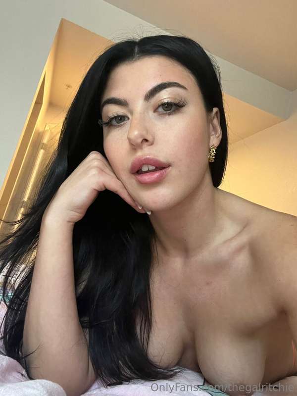 Let me oil up my body for you, caress my tits & massage my b..