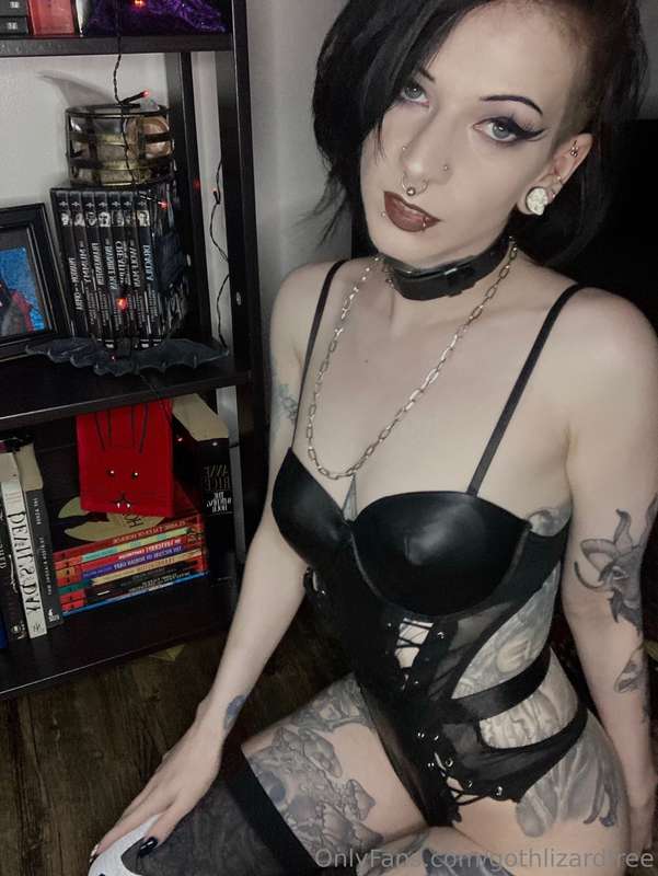 This goth needs to be treated like a fuck toy right now. Jus.. 4