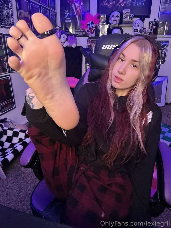 No makeup and I have natural nails rn 🥰 4