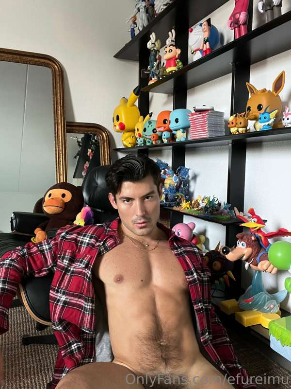 Geeky guy who loves coming home to his figures 🥹✨