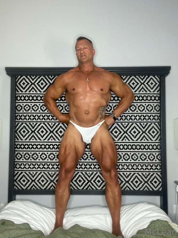 Let’s have some Sunday fun in my bedroom 😘😎