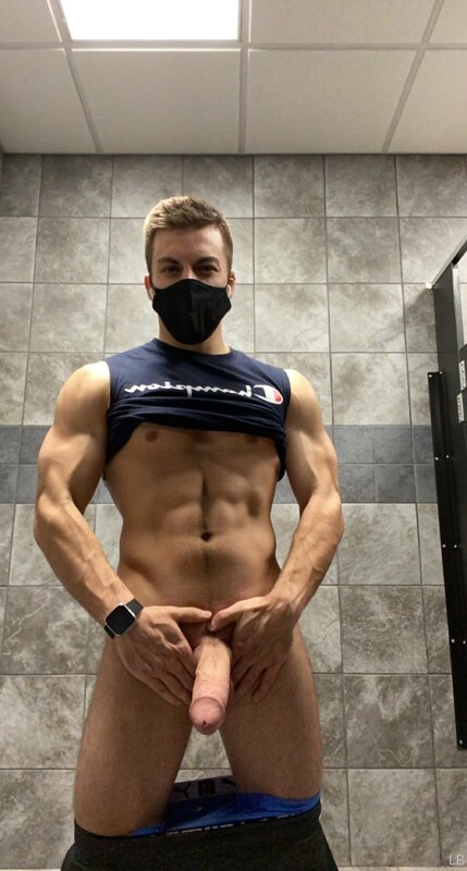 I know you're probably sick of lockroom nudes, but I haven't.. 2