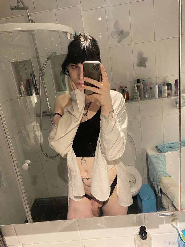 Hi everyone! 🖤

I took some dumb pics in my bathroom last sa.. 7