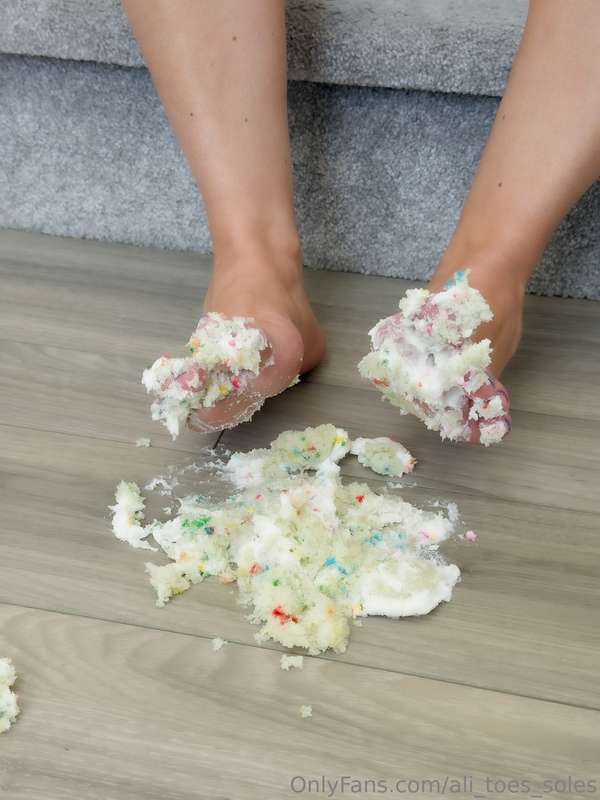 Cupcake smash 🤭 don't worry there still will be a horny hump.. 7