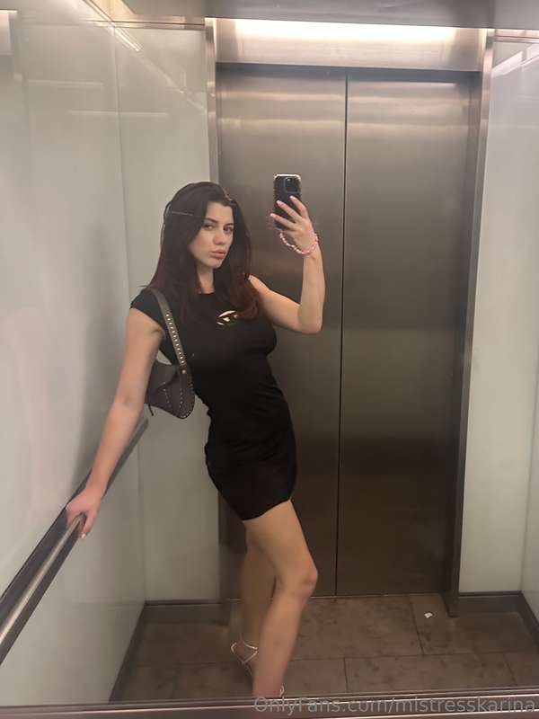 Out for drinks with my girls and looking so sexy! Send for a..