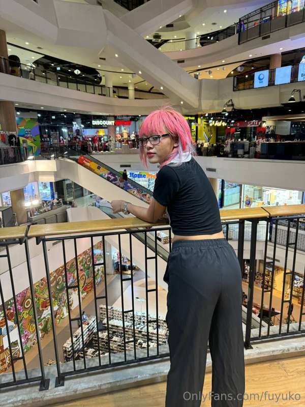 who wants to go to the mall?