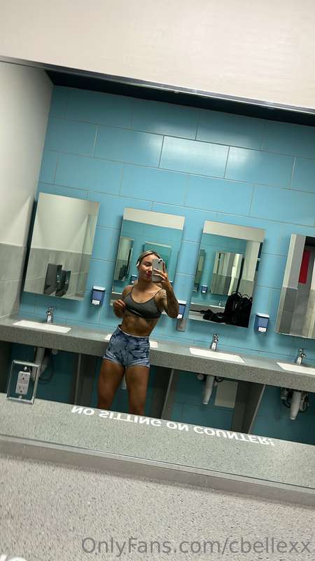 Are my quads or glutessss 🍑🍑🍑 looking better after this gym .. 1