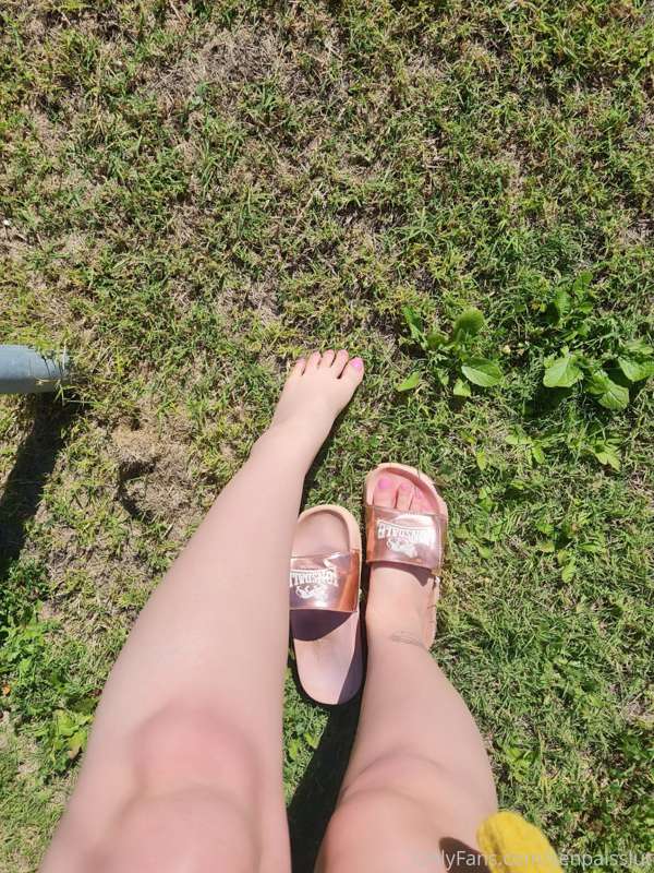 Feels so good walking around in the grass 😍 1