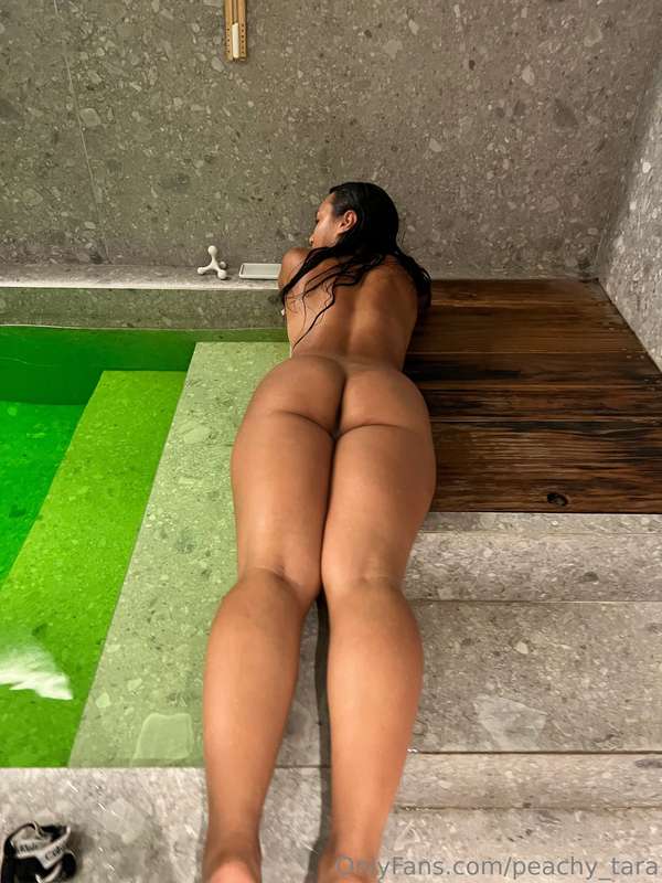 Do you like the view 🍑