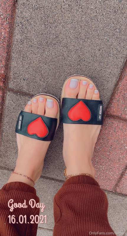Can’t believe it’s January in Canada and I can wear slides l..