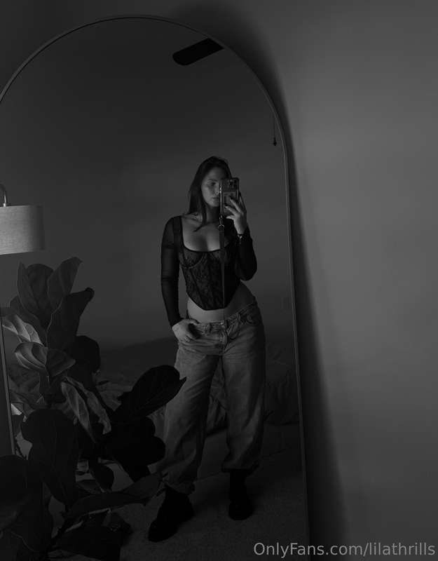 What do the shadows of my bedroom hide?I can share in DM💌🥰