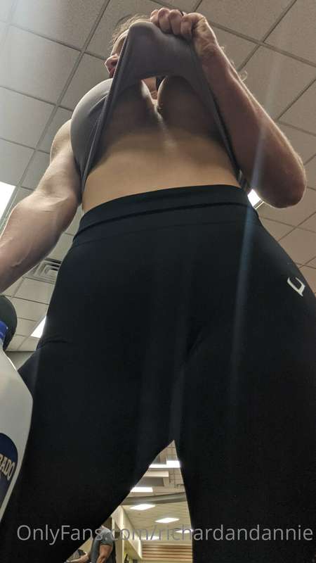Gym time peak-a-boo and some naked Annie selfies to brighten..