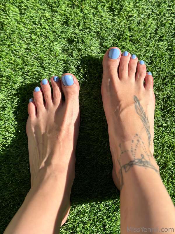 My feet are colored again 😁 you like the color I chose today.. 4