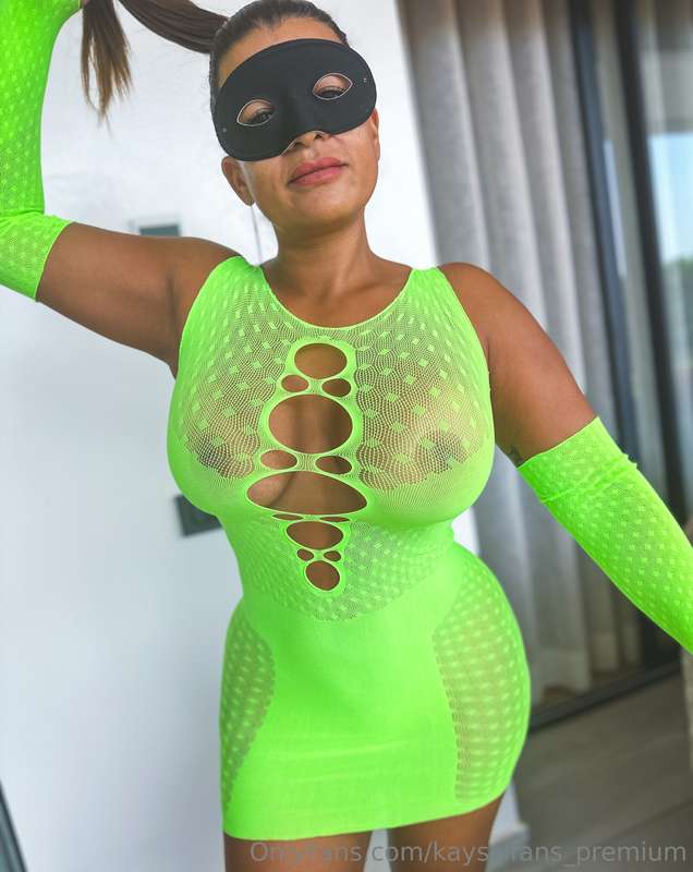 Look but don’t touch... unless I say so 🤫👐