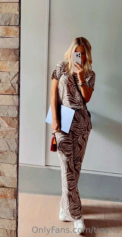 This is what the perfect image of an elegant woman on Monday..