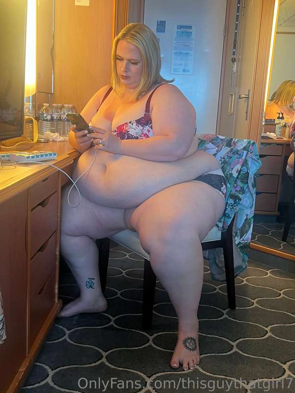 Check out these candid shotz of Britt putting on her makeup!.. 7