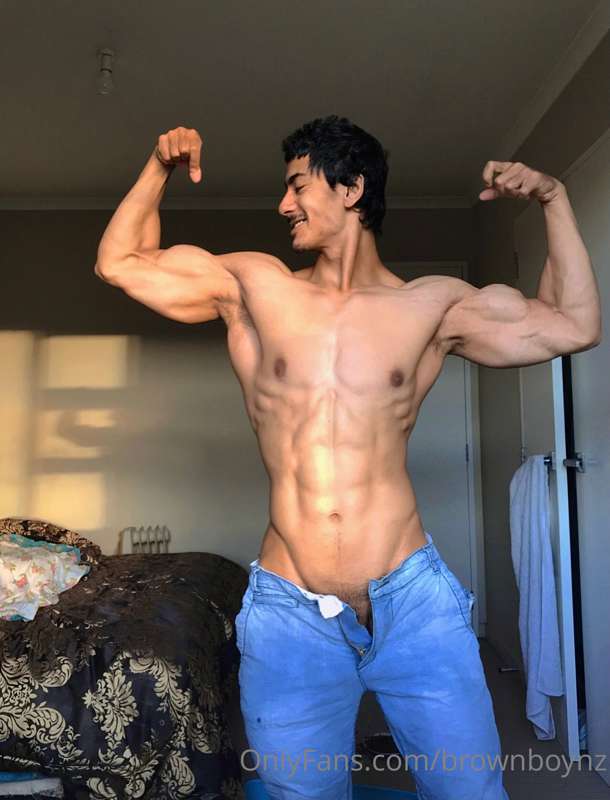 💪🏼💪🏼Quick double bicep pose 
I know the room is messy 😪
Anyb..